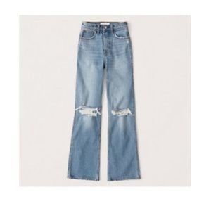 Abercombie 90s Relaxed Denim w/ rips. 27S or 4S